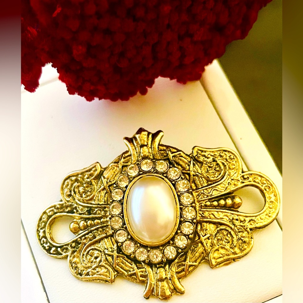 Vintage Renaissance Style Pearl and Rhinestone Gold Brass Brooch - Picture 9 of 9